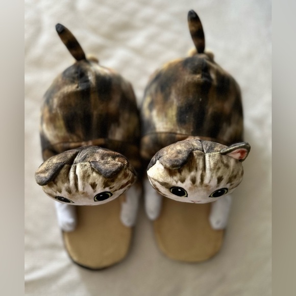 Cute 3D Cat Plush Slippers Cozy Fuzzy Indoor Shoes with Tail Detail. - Picture 6 of 8